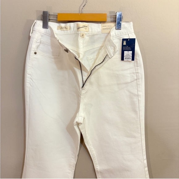 Universal Threads White High Rise Flare Jeans NWT Sz10 - Picture 4 of 16